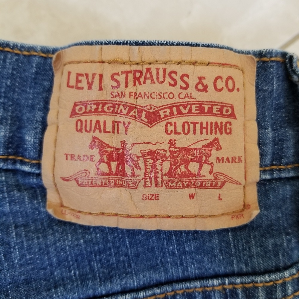 Levi's Distressed Shorts - Picture 4 of 8